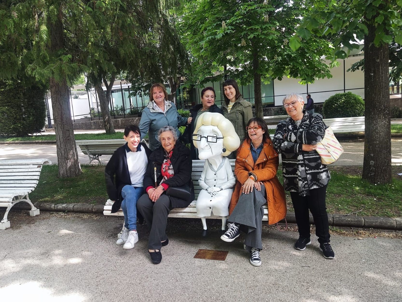 'Dominga no habla sola': una escultura contra el machismo y edadismo que sufren las mujeres mayores
