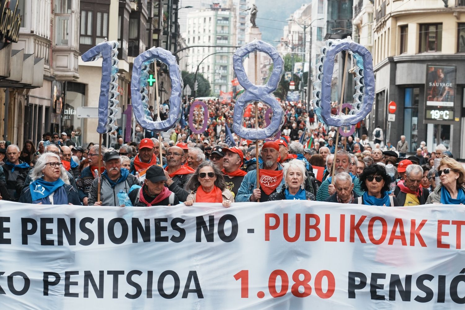 EuropaPress 5064848 cientos personas protestan manifestacion reclamar pension minima 1080 euros (1)