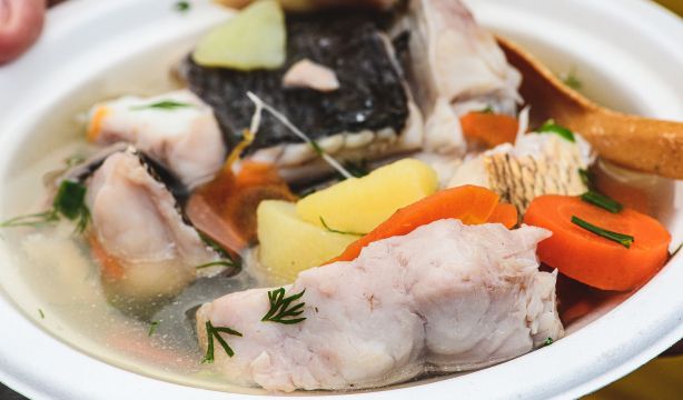 Cómo actuar si te atragantas con una espina de pescado