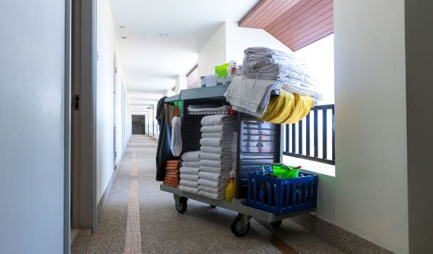 La denuncia de una camarera de piso al encontrarse una habitación completamente sucia y desordenada