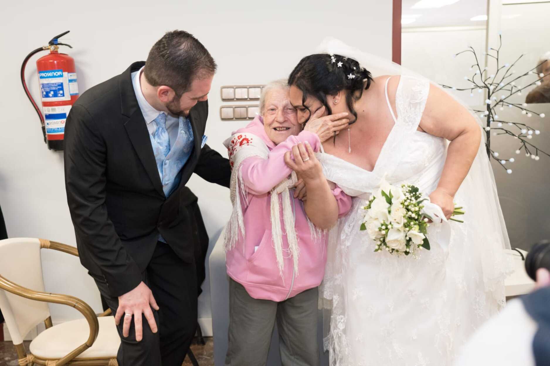 Boda en la residencia para devolver la ilusión a los mayores: "Han sido unos días mágicos"