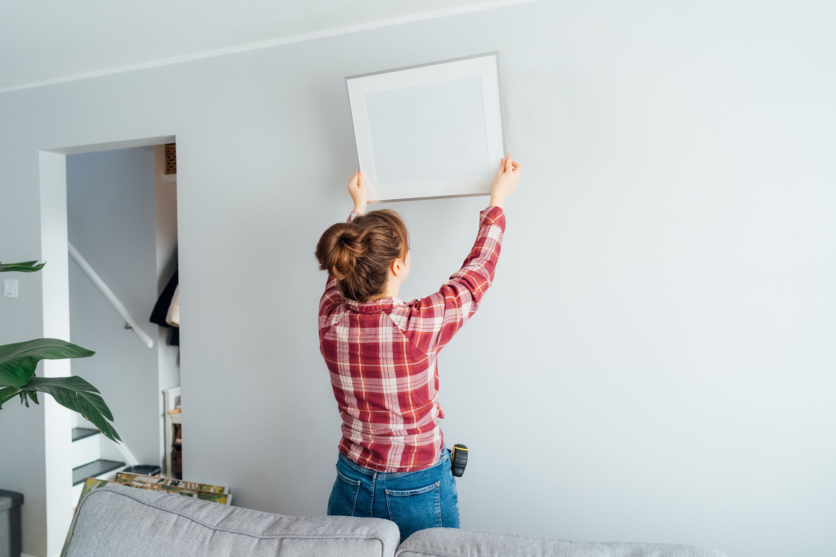 El truco del tenedor para colgar cuadros de forma rápida y sencilla. Foto: Bigstock