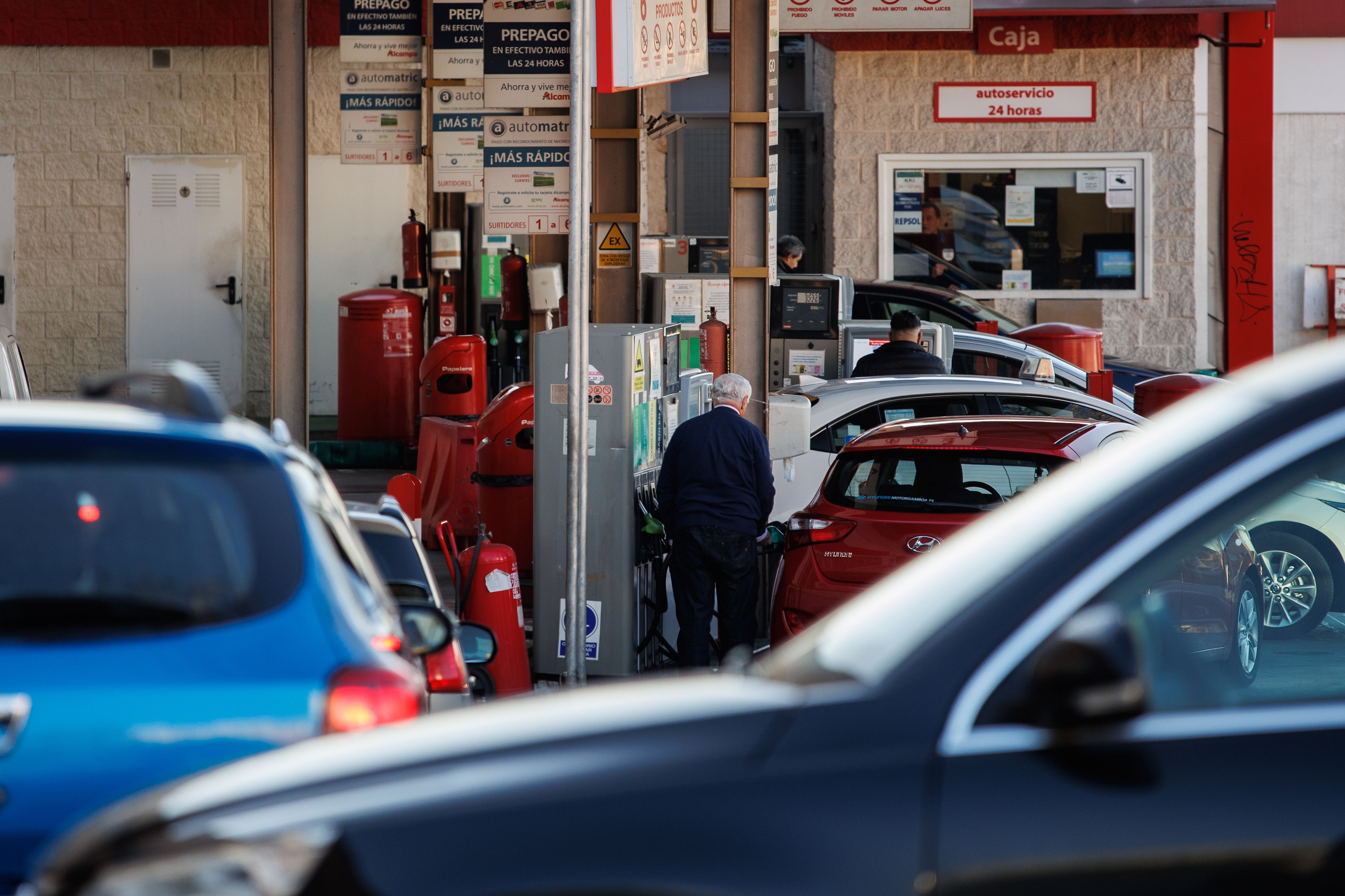 Gasolina y diésel siguen cayendo y ya son más baratos que antes de la guerra de Ucrania
