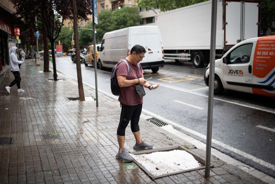 EuropaPress 5193558 hombre frente alcorque granizo 12 mayo 2023 barcelona catalunya espana casi EuropaPress 5193558 hombre frente alcorque granizo 12 mayo 2023 barcelona catalunya espana casi