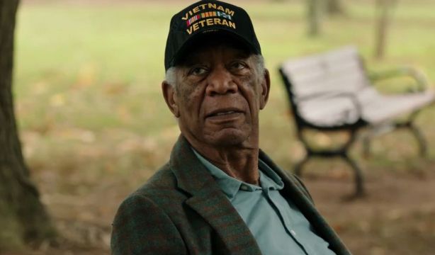 Morgan Freeman protagoniza una visión llena de luz sobre el duelo en 'Una buena persona'