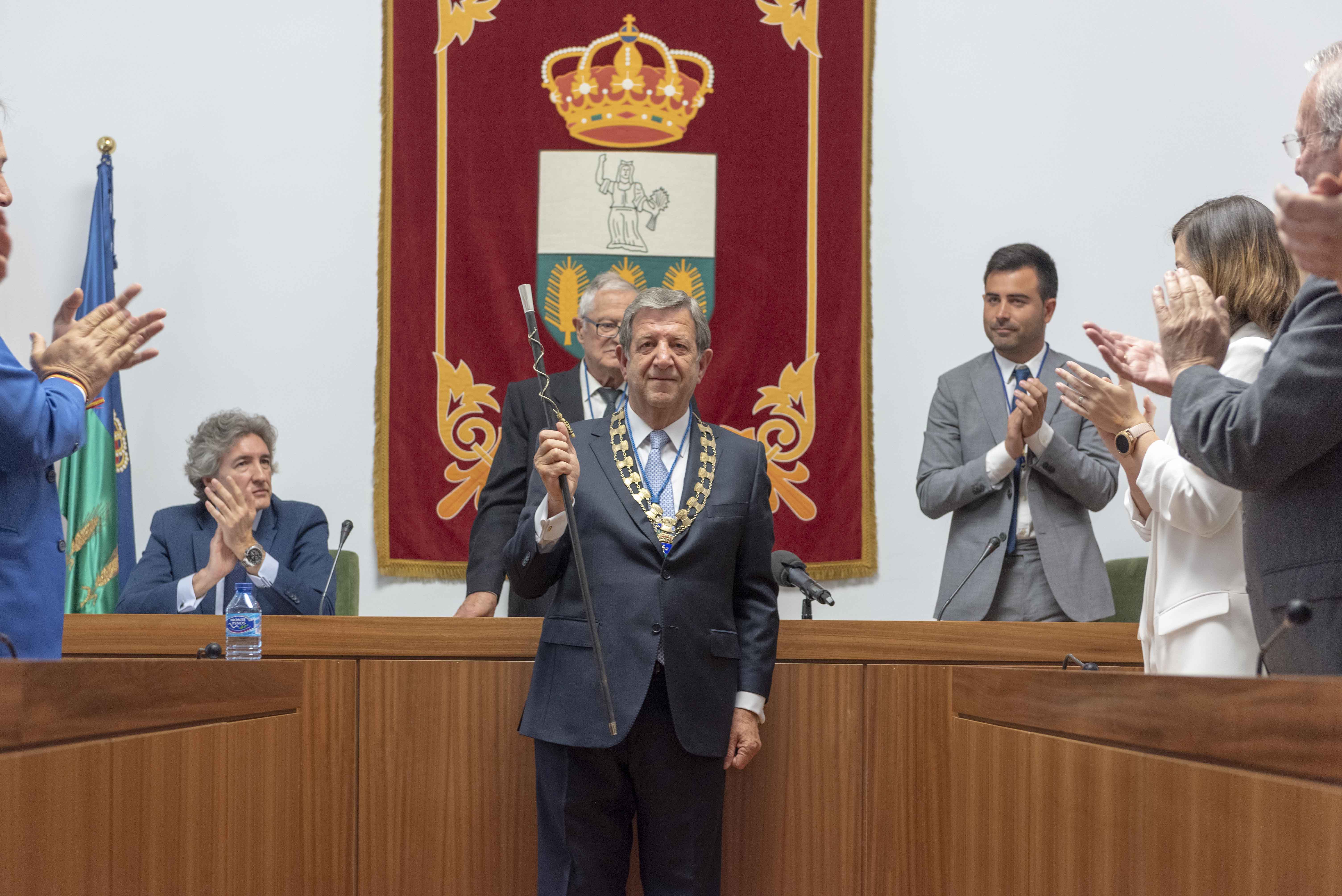 Los 15 alcaldes que no sueltan el bastón de mando: llevan desde 1979 y se presentan al 28-M