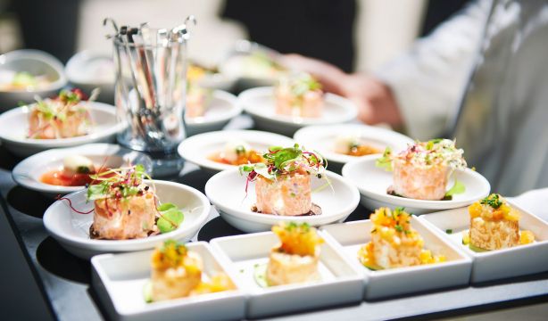 Dejan sin comida a ocho banquetes de comunión pese a haber pagado 5.000 euros por adelantado