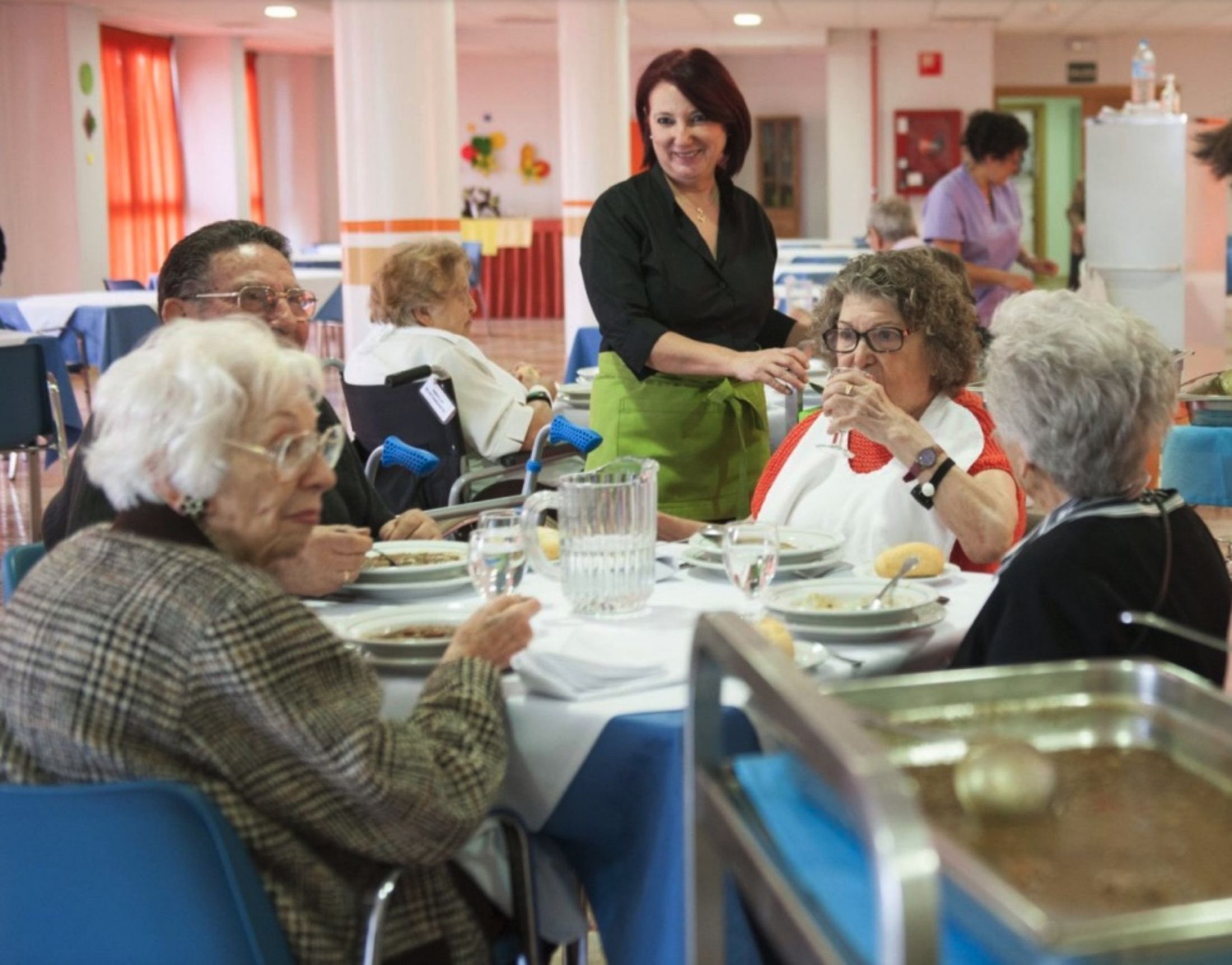 El Gobierno lanza una guía para una alimentación "saludable" y "digna" en las residencias de mayores