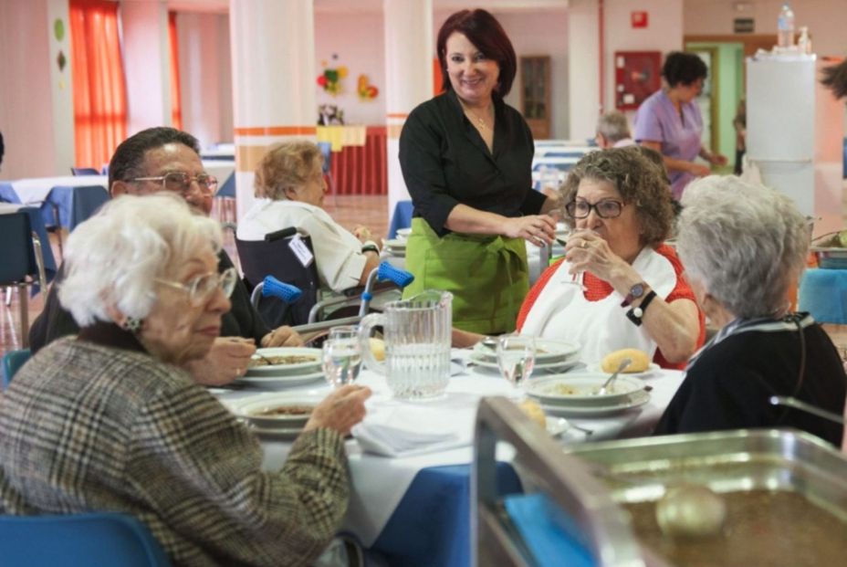 El Gobierno lanza una guía para una alimentación "saludable" y "digna" en las residencias de mayores