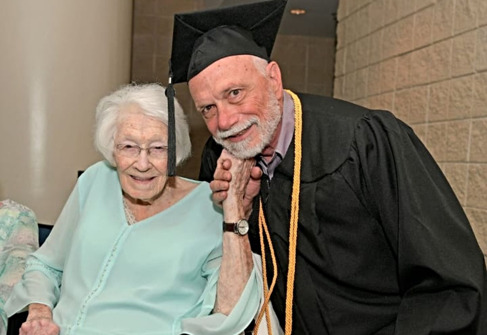 Vuelve a las aulas después de 50 años y se gradúa a los 72: "Es mi primer título universitario". Foto: Instagram
