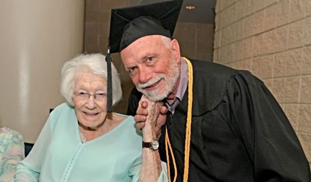 Vuelve a las aulas después de 50 años y se gradúa a los 72: "Es mi primer título universitario". Foto: Instagram