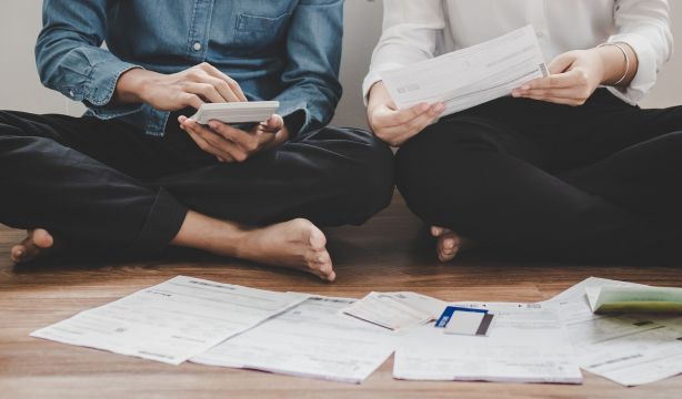 Hablar de dinero con la pareja: el silencio sobre las deudas puede dañar la confianza