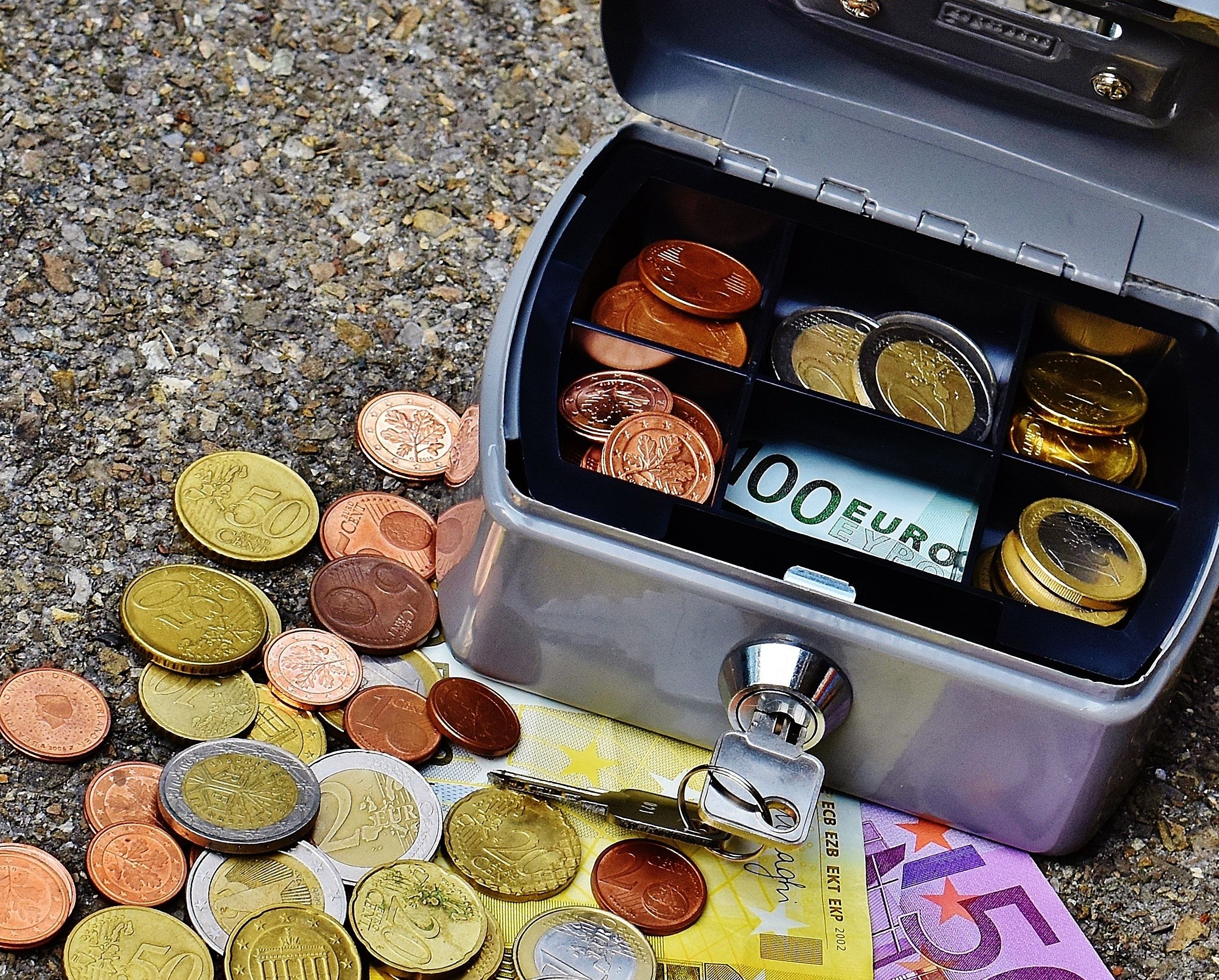 Monedas y billetes de euro.