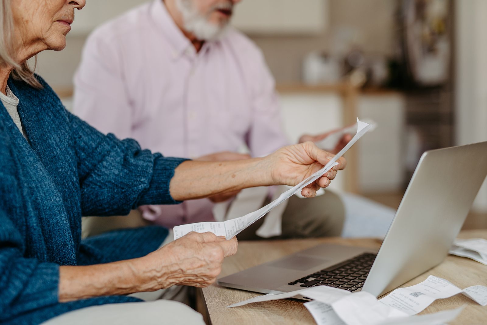 Las ayudas para mayores de 65 años que se mantienen pese al anticipo electoral del 23J