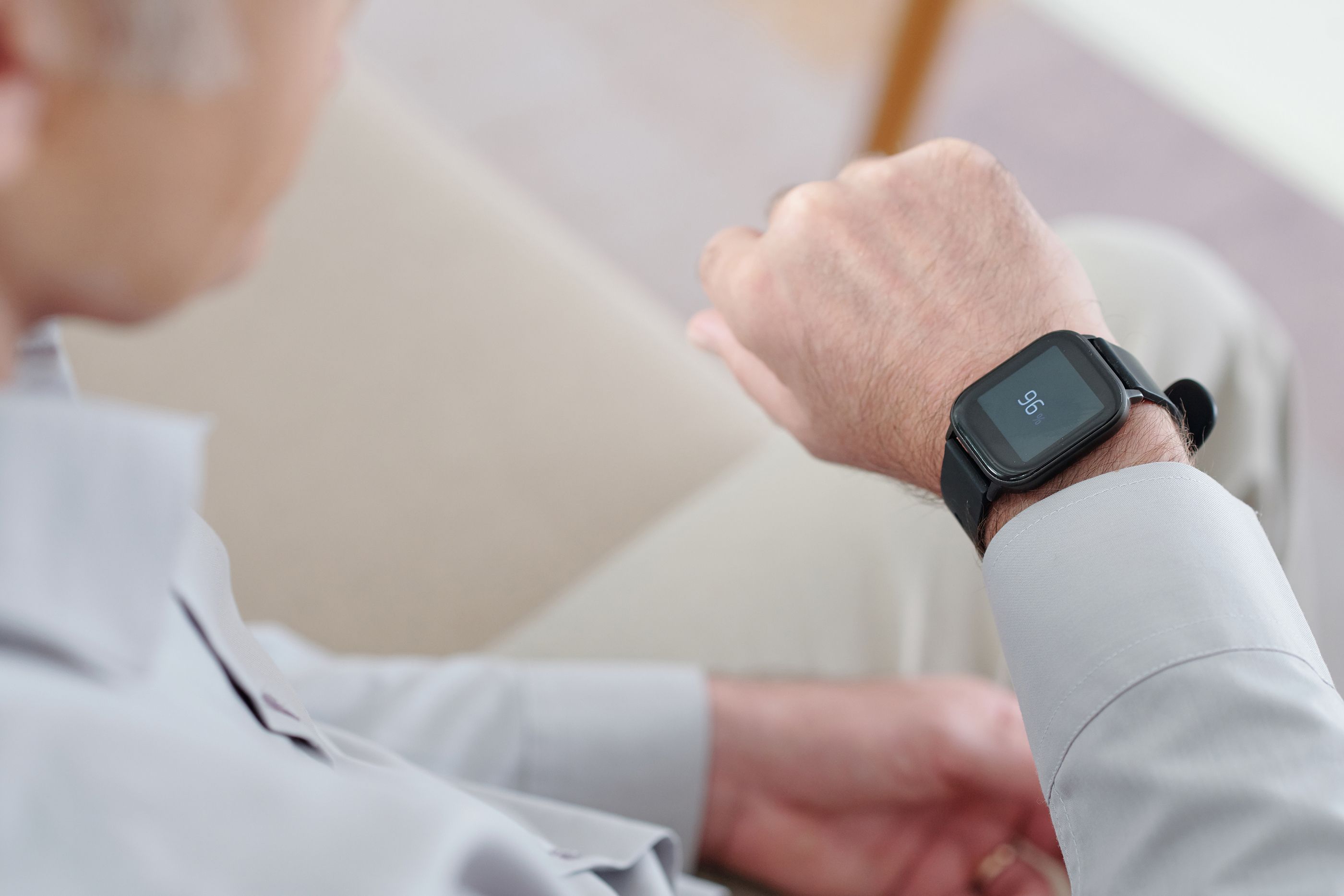 Crean una pulsera inteligente capaz de predecir el estado de salud de los mayores. Foto: Bigstock