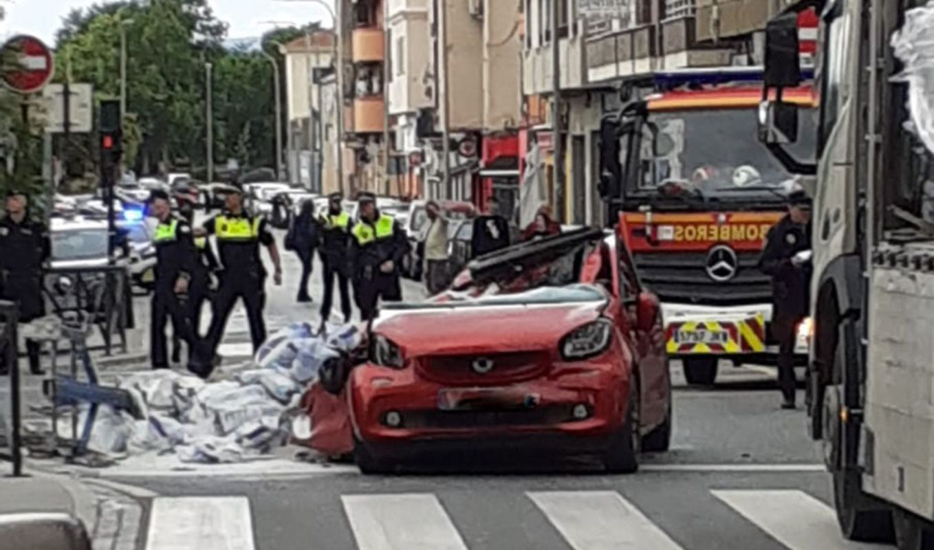 Una conductora sale ilesa tras caer sobre su coche un palé de sacos de cemento