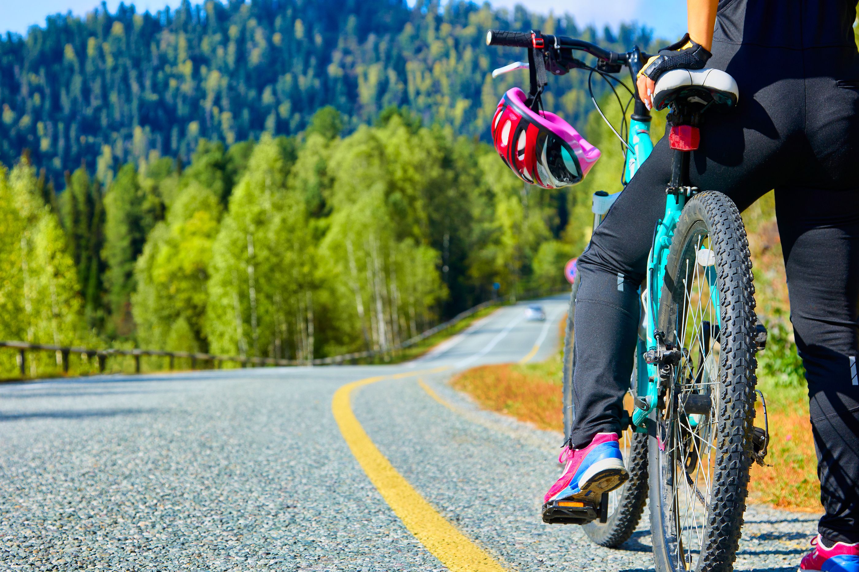 La DGT revela cómo adelantar a los ciclistas por la carretera