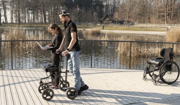 La historia del tetrapléjico que ha vuelto a caminar gracias a un dispositivo revolucionario