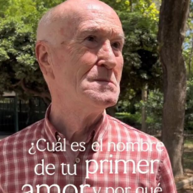La emotiva respuesta de un hombre cuando le preguntan por su primer amor: "Es mi razón de vivir" La emotiva respuesta de un hombre cuando le preguntan por su primer amor: "Es mi razón de vivir"