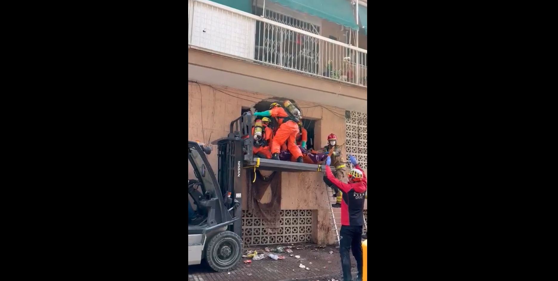 Rescatan a un hombre de 250 kilos con síndrome de Diógenes atrapado en casa por la basura acumulada