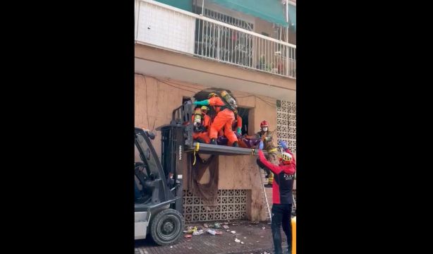 Rescatan a un hombre de 250 kilos con síndrome de Diógenes atrapado en casa por la basura acumulada