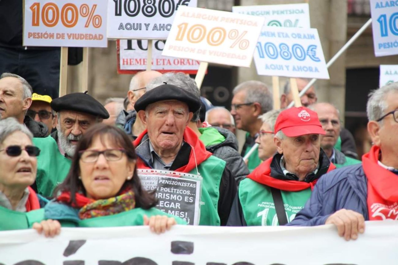 "Ninguna pensión de pobreza": Miles de pensionistas marchan por la paga mínima de 1.080 euros