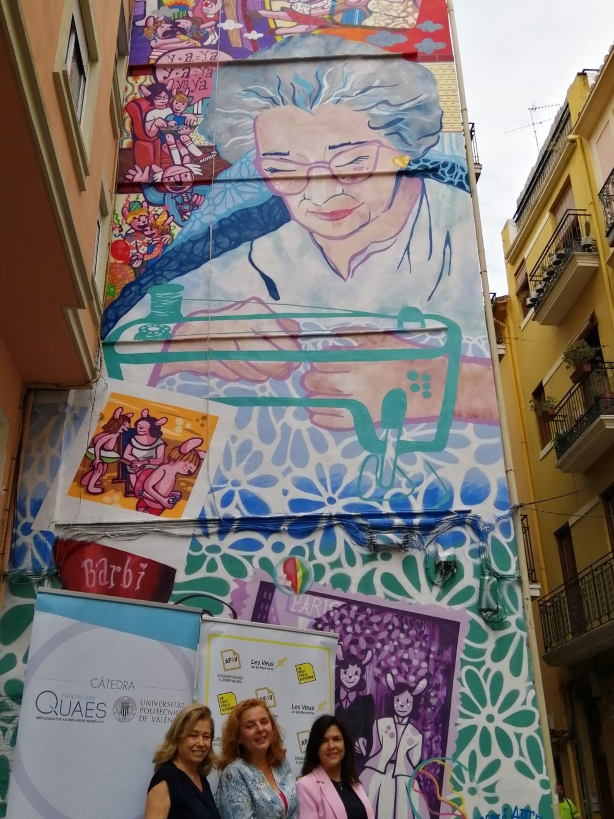 Una mural de una mujer mayor cosiendo rinde homenaje a todos los enfermos de alzhéimer en Valencia