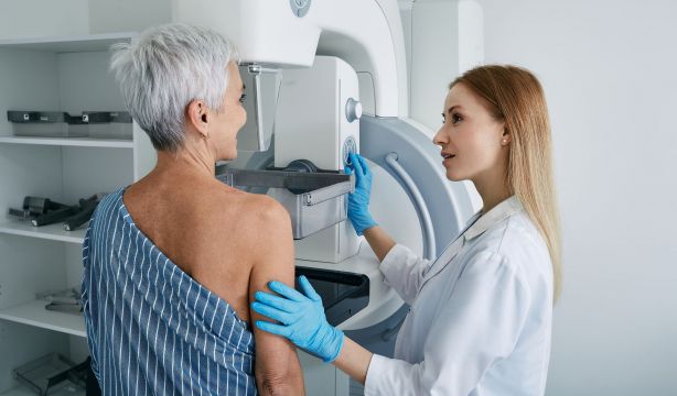 Piden aumentar el rango de edad de los cribados de cáncer de mama y colon a los 74 años