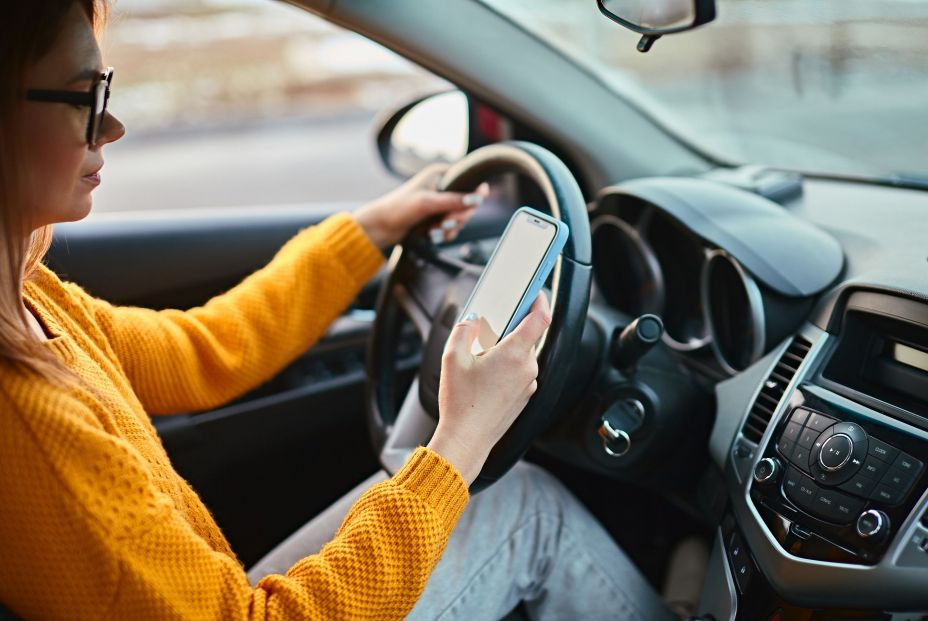 La DGT señala dónde hay que llevar el móvil en el coche