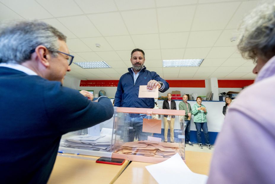 EuropaPress 5230728 presidente vox santiago abascal ejerce derecho voto colegio publico pinar