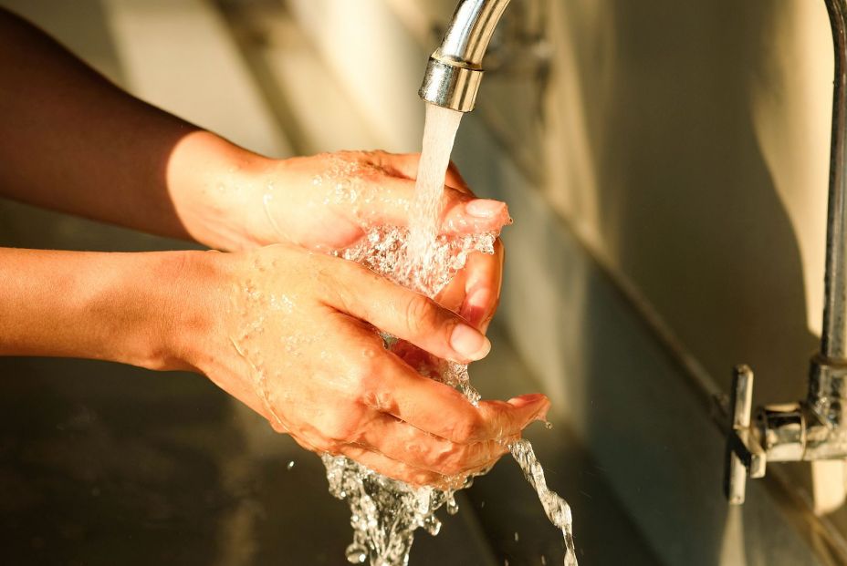 Sumergir las manos en agua fría