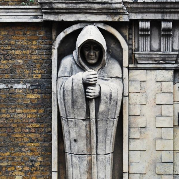 Estatua a la entrada de las mazmorras de Londres