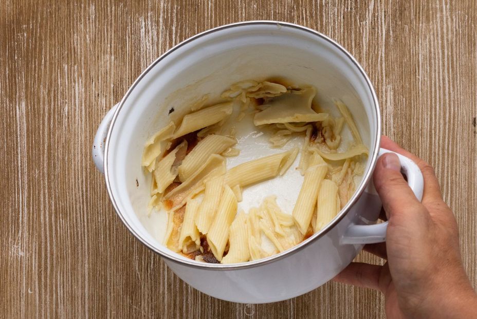 Comida quemada al fondo de una olla