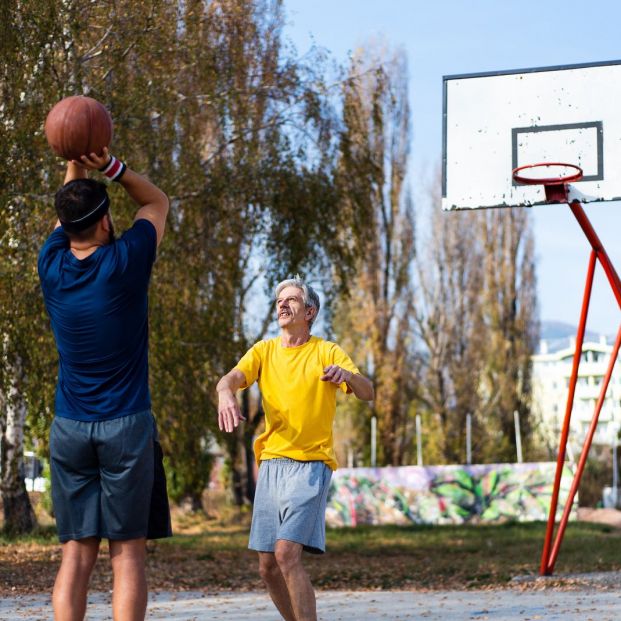 Jugando al baloncesto