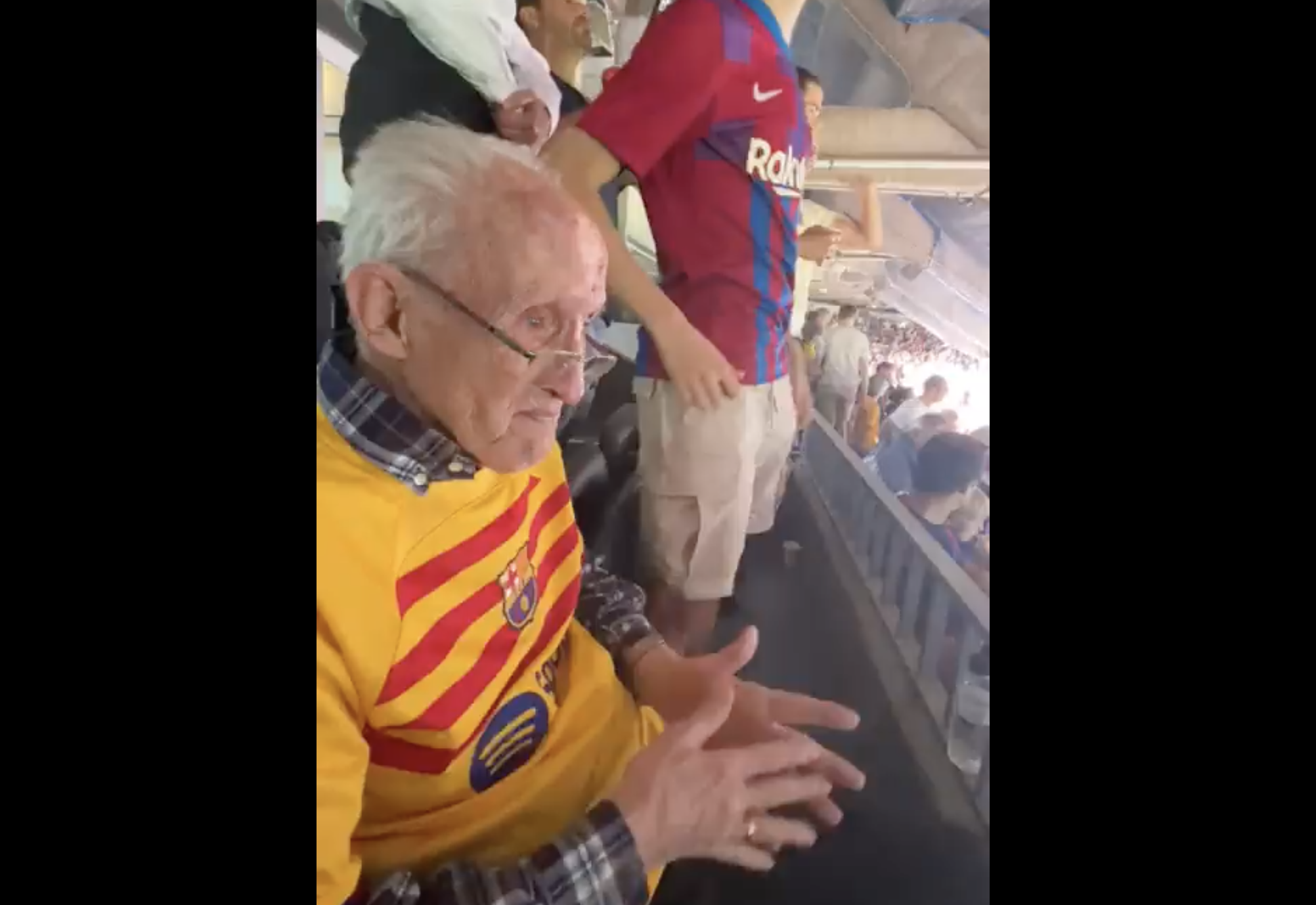 VÍDEO: Sorprende a su abuelo llevándole al Camp Nou y esta es su emocionante reacción