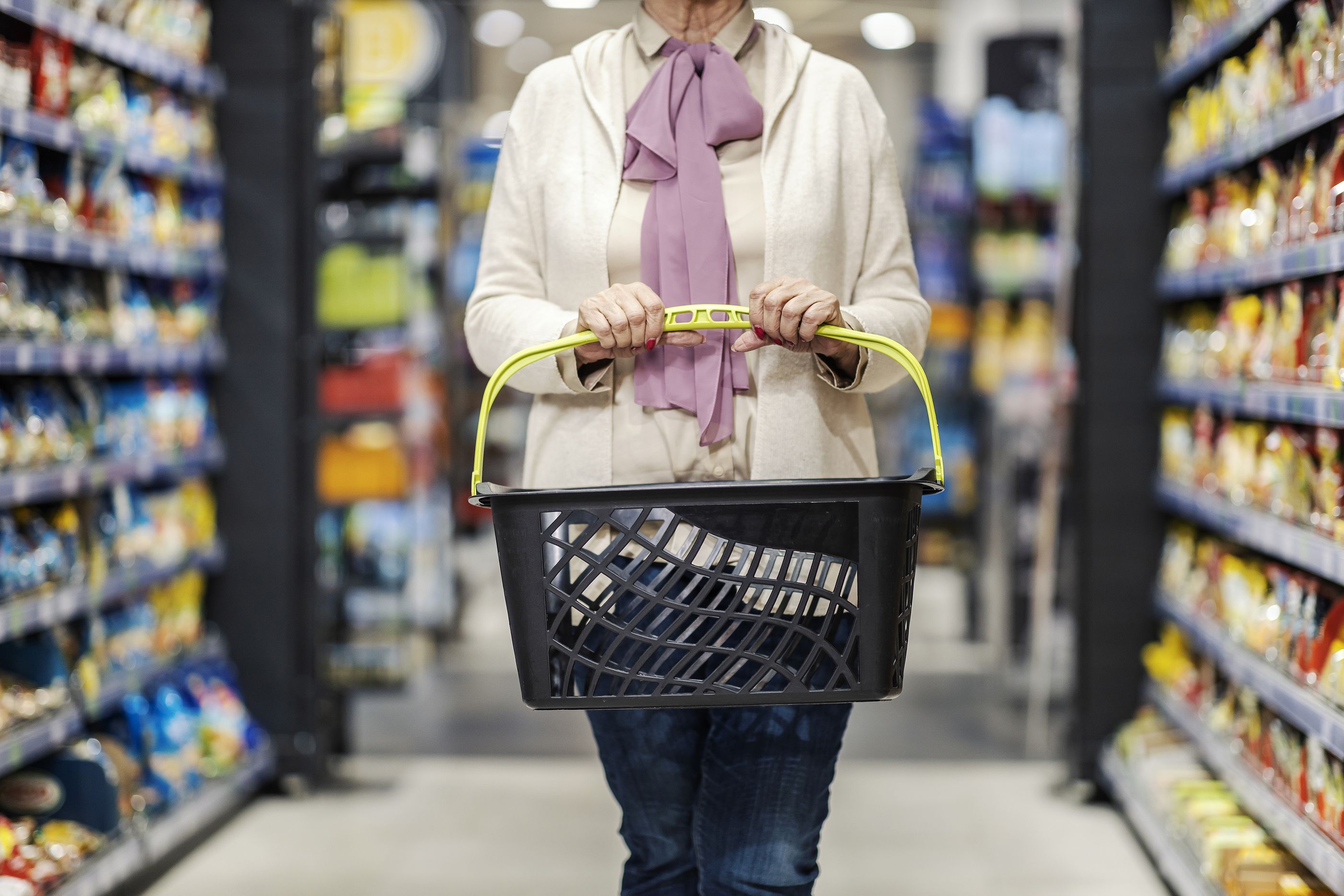 Una mujer mayor le pide ayuda en el súper y acaba cenando con ella: "Qué suerte habernos encontrado". Foto: Bigstock Una mujer mayor le pide ayuda en el súper y acaba cenando con ella: "Qué suerte habernos encontrado". Foto: Bigstock