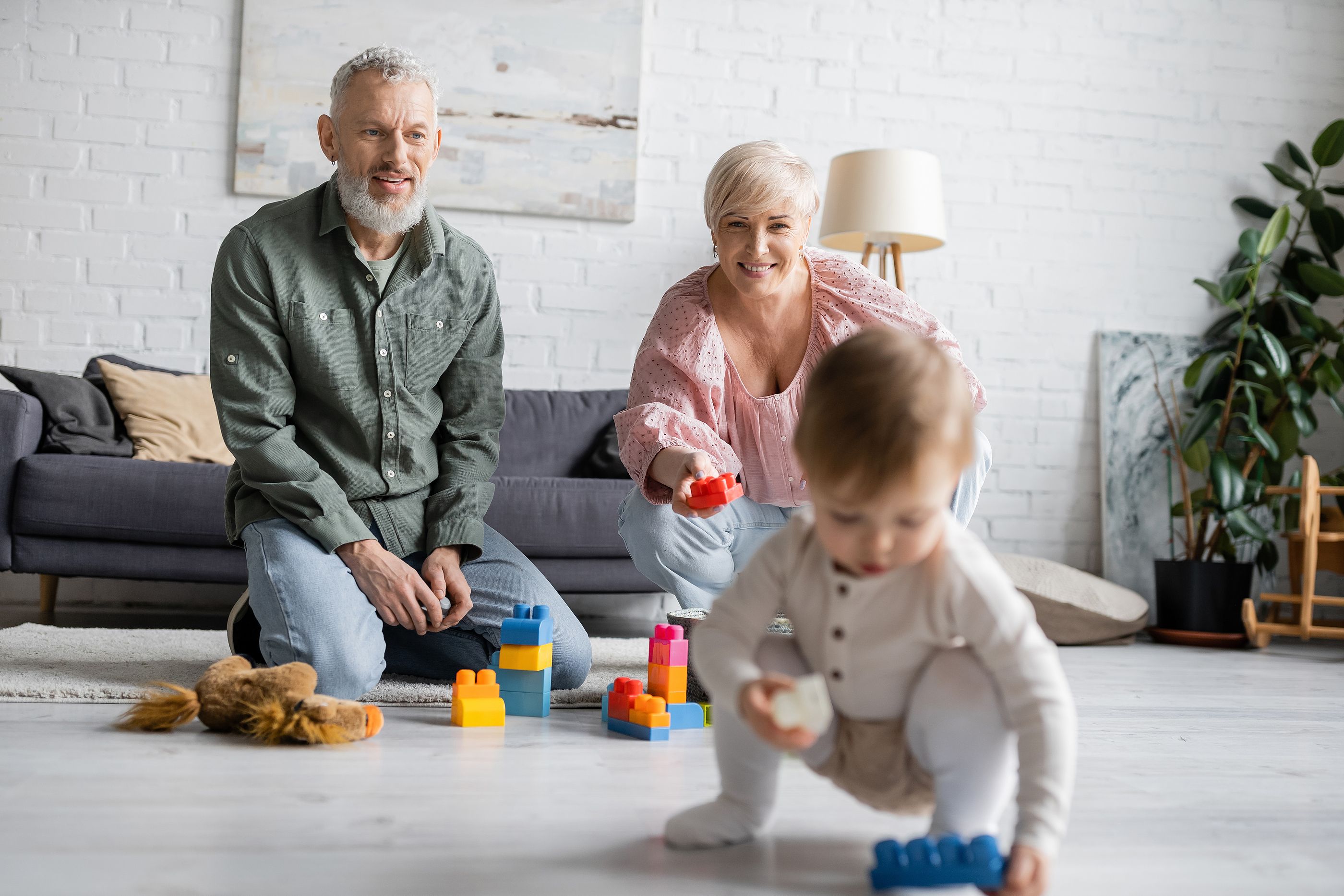 Jugar con niños mejora la salud mental de las personas mayores