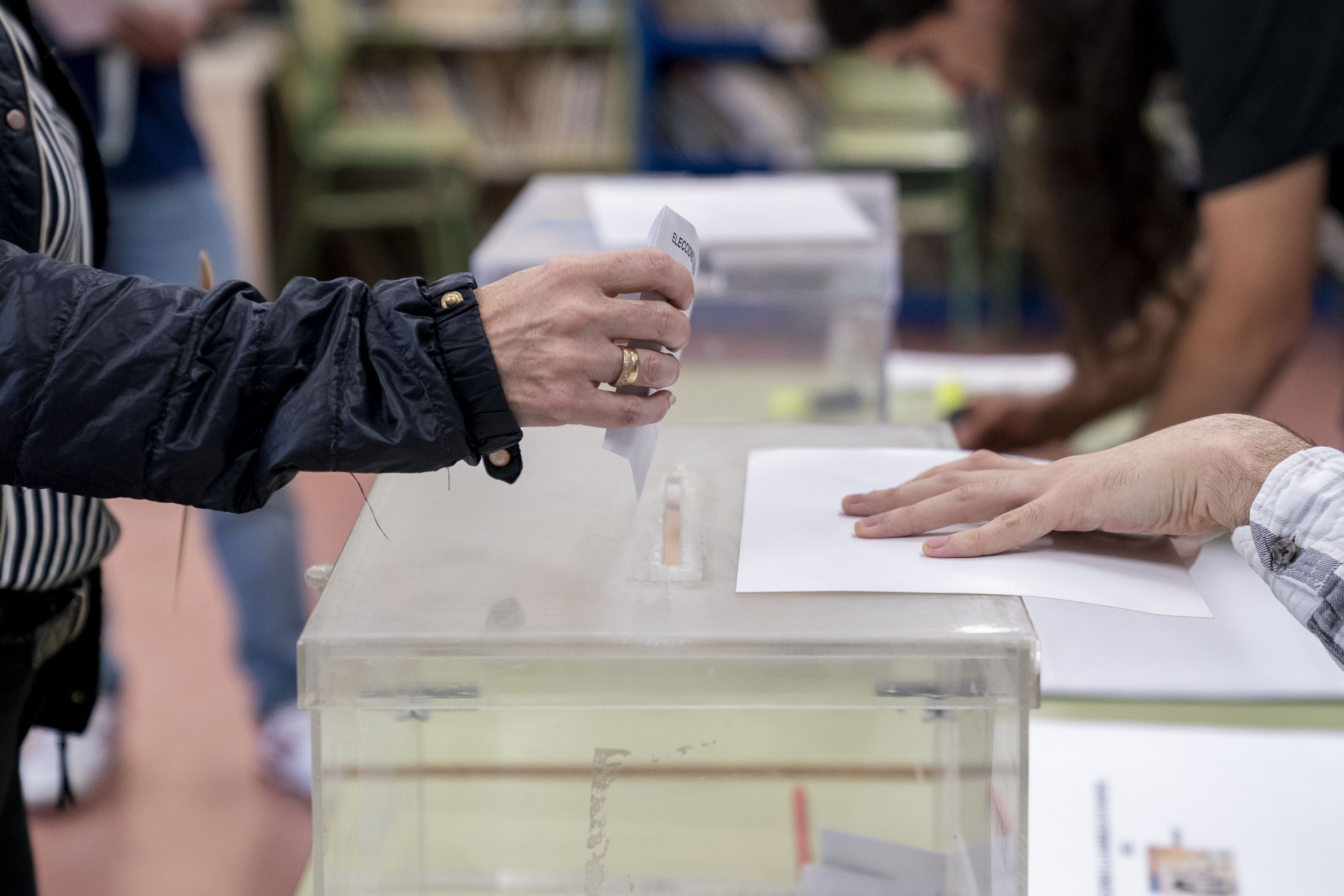 EuropaPress 5230255 persona mete voto urna colegio electoral 28 mayo 2023 madrid espana hoy 28m
