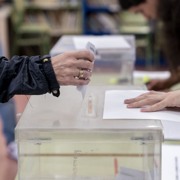EuropaPress 5230255 persona mete voto urna colegio electoral 28 mayo 2023 madrid espana hoy 28m