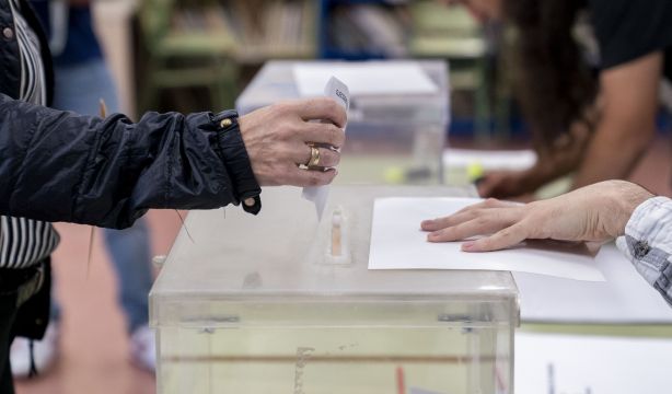 EuropaPress 5230255 persona mete voto urna colegio electoral 28 mayo 2023 madrid espana hoy 28m