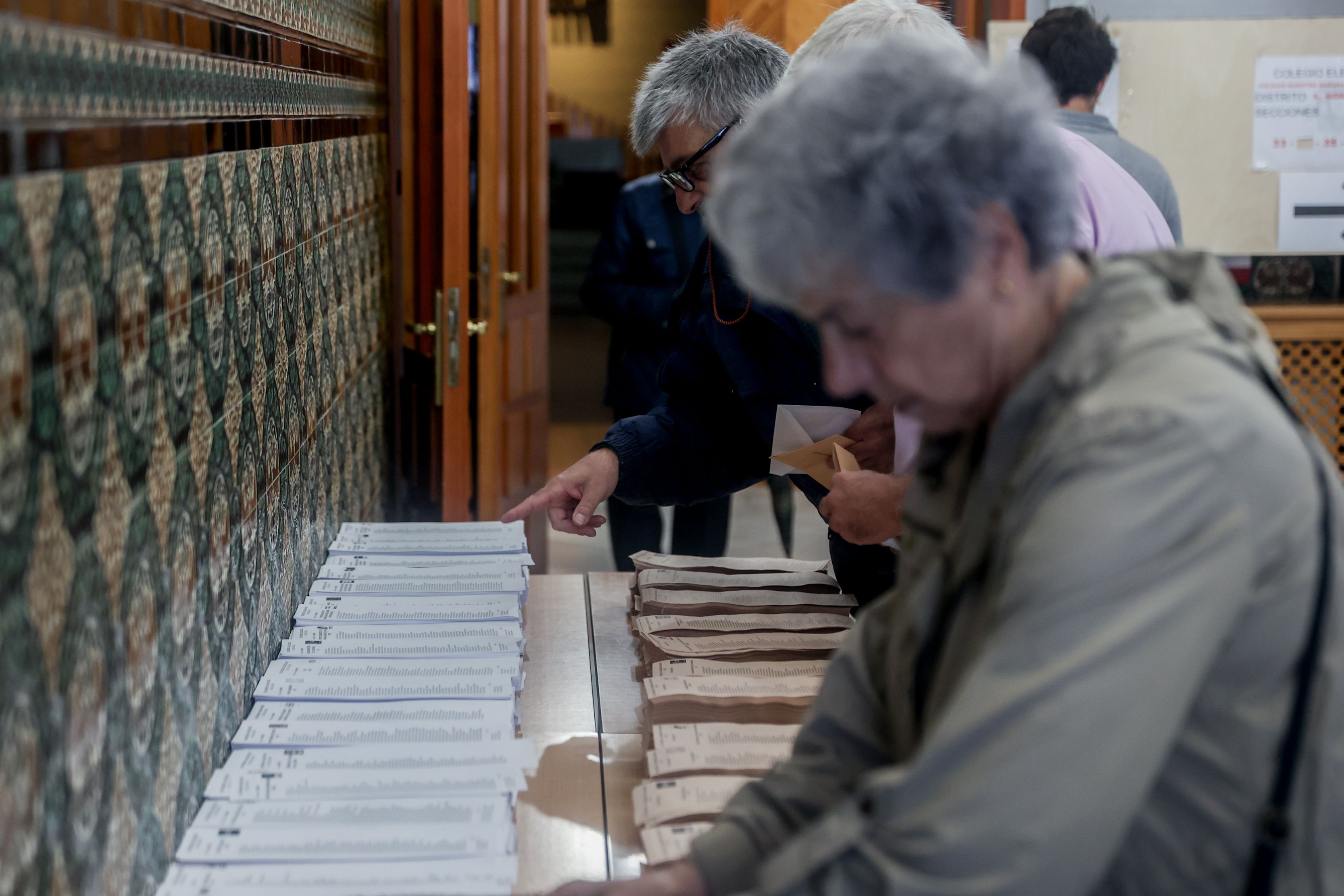 EuropaPress 5230180 varias personas cogen papeletas votar colegio electoral 28 mayo 2023 madrid (2)