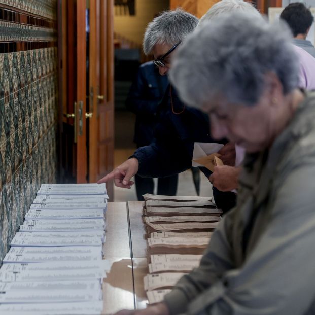 EuropaPress 5230180 varias personas cogen papeletas votar colegio electoral 28 mayo 2023 madrid (2)