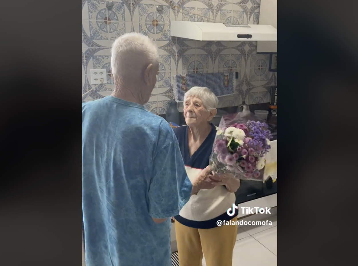 El vídeo más tierno del día: un anciano de 96 años sorprende a su esposa en su cumpleaños