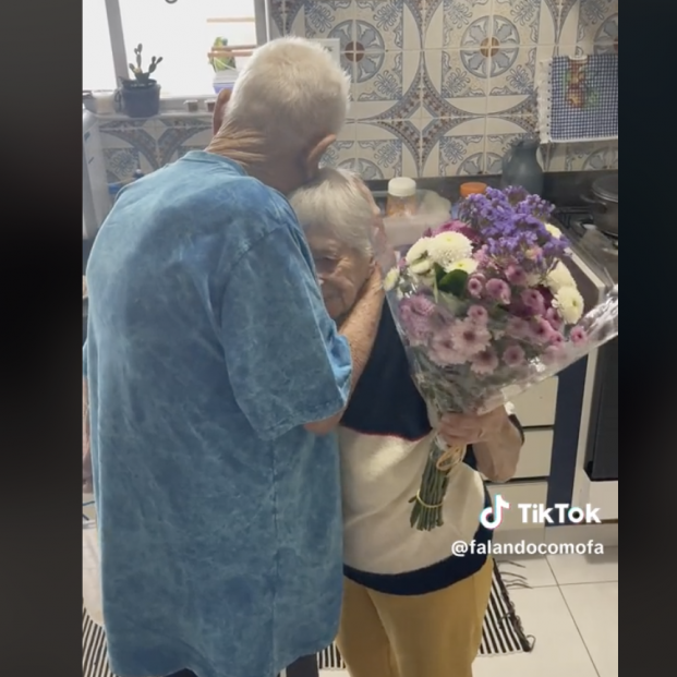 El vídeo más tierno del día: un anciano de 96 años sorprende a su esposa