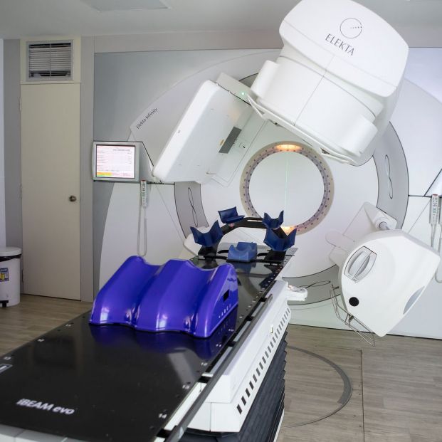 La radioterapia de haz externo es un tratamiento local que se aplica solo en la zona del tumor