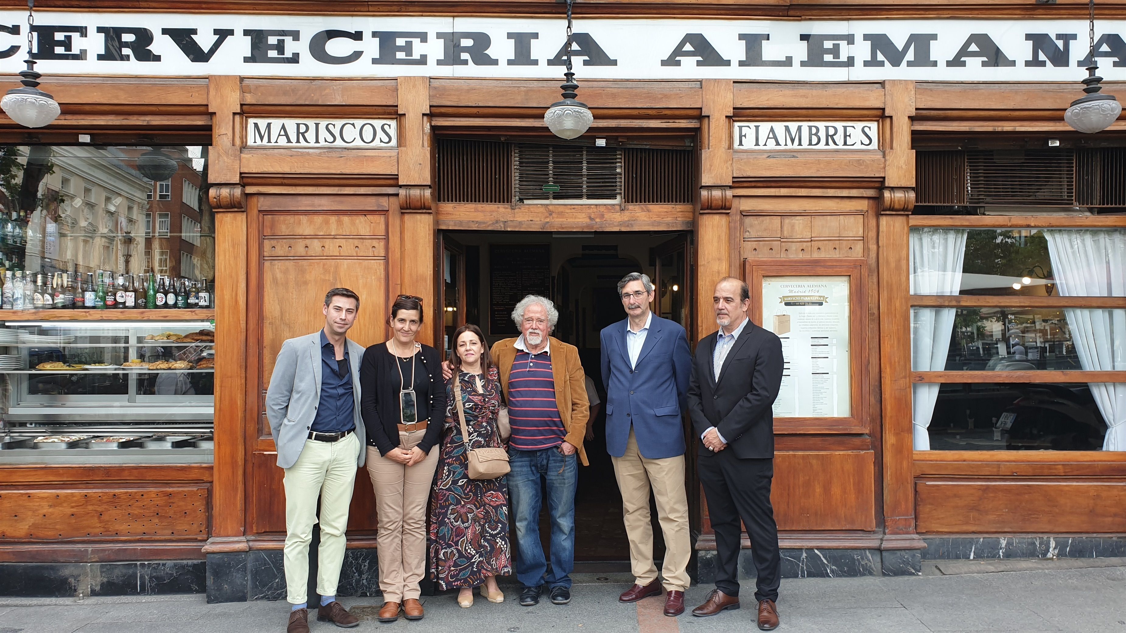 Ramón Buckley junto con miembros de Soy de la Cuesta, Barrio de las Letras y Cervecería Alemana
