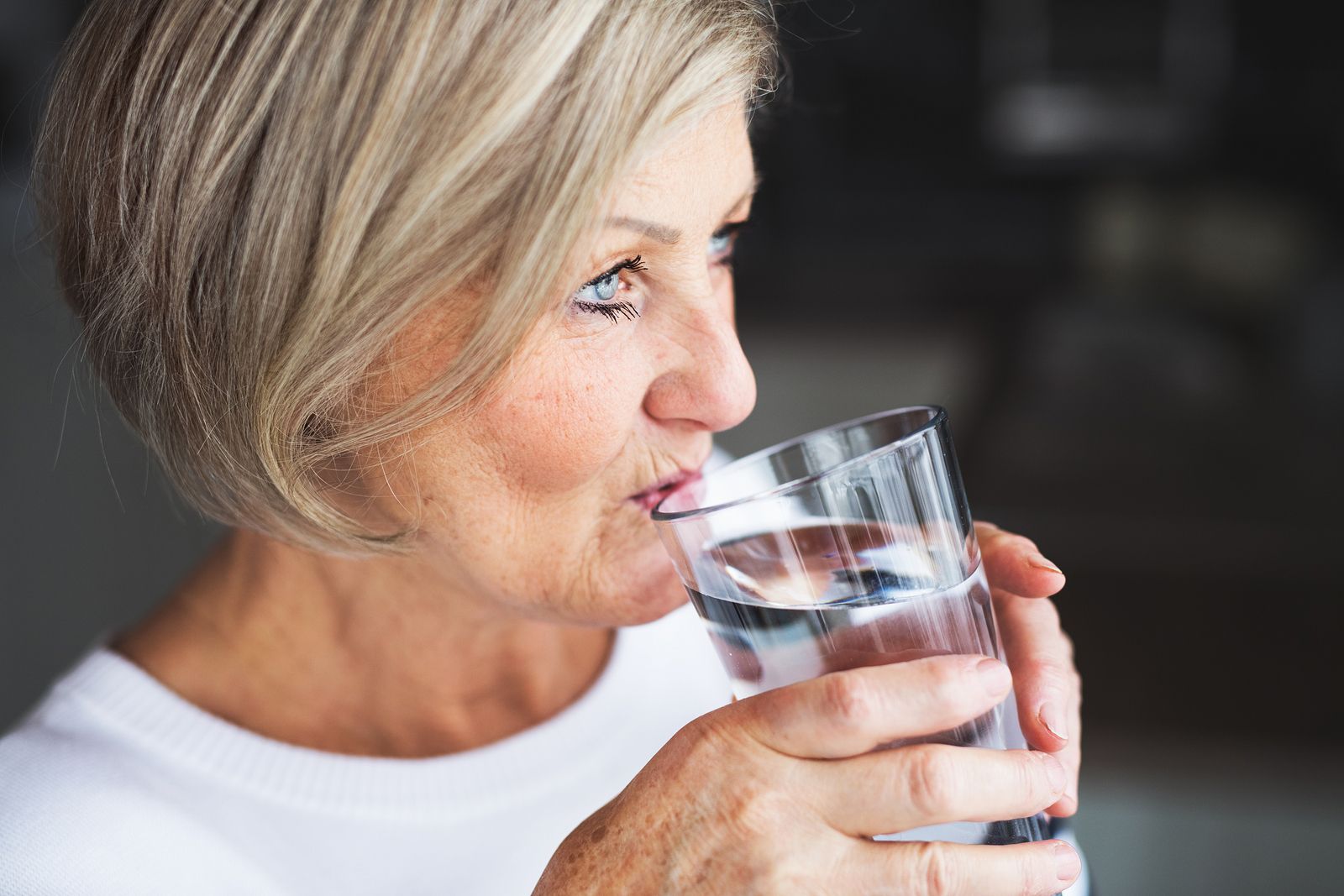 Cuáles son los factores de riesgo de deshidratación en personas mayores
