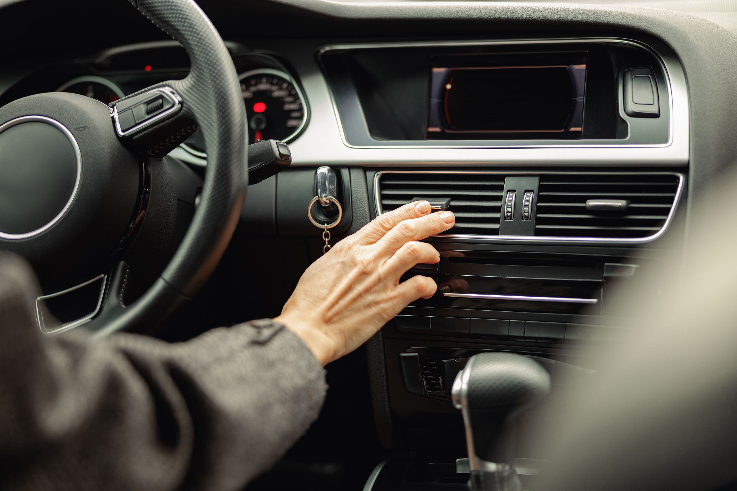 El truco de la pinza de la ropa para acabar con los malos olores en el coche. Foto: Bigstock