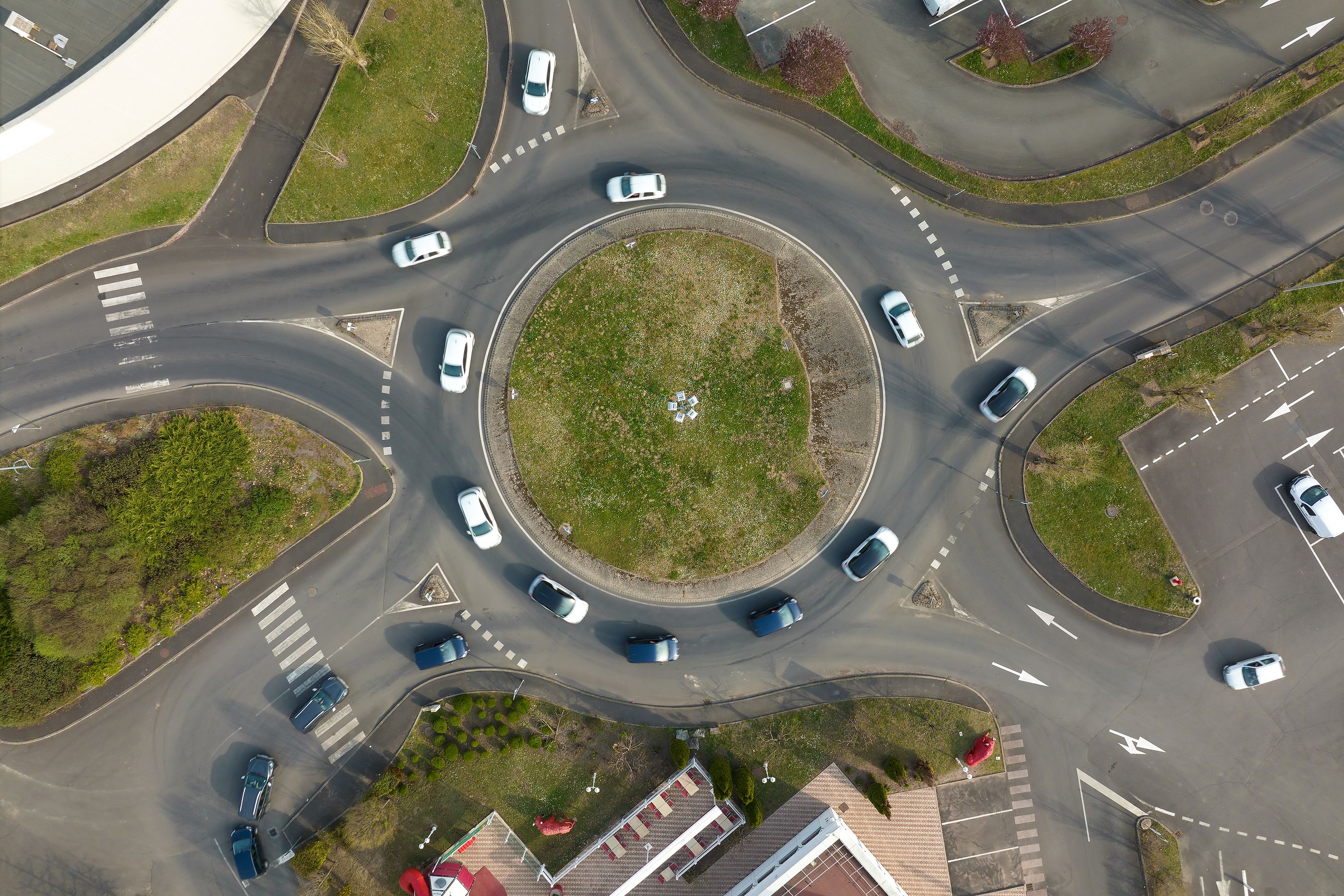 Las multas que te puede poner la DGT por circular mal por una rotonda