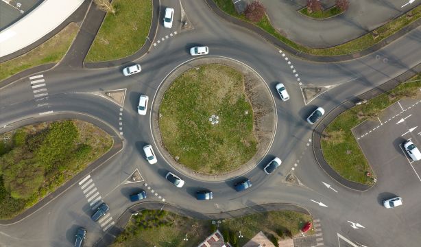 Las multas que te puede poner la DGT por circular mal por una rotonda